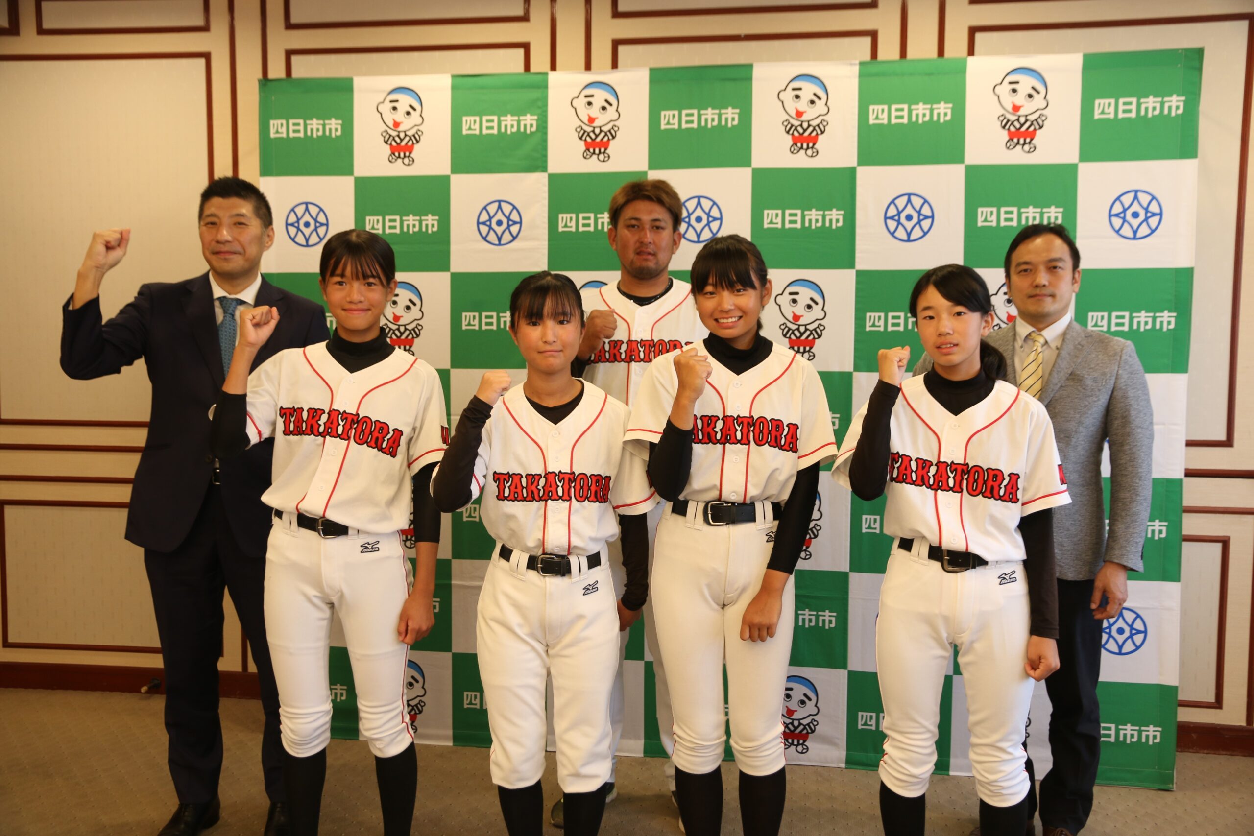 「3年生と全国優勝したい」　中学女子軟式野球　三重高虎ガールズの選手らが表敬訪問
