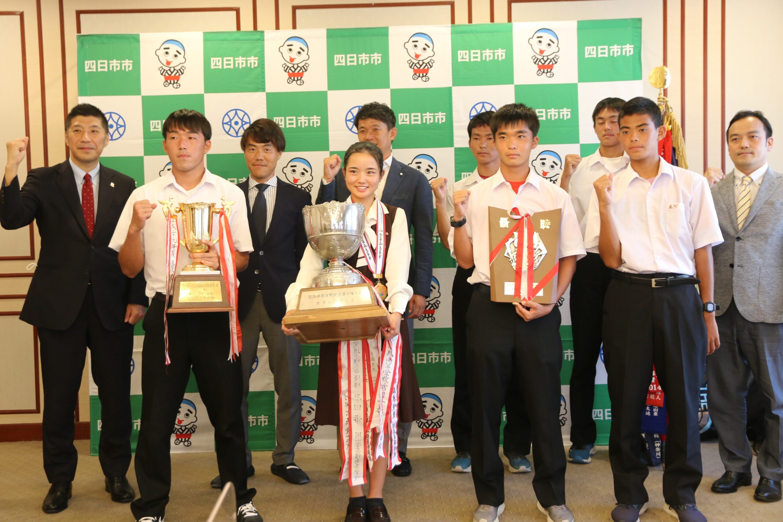 インターハイのテニスで優勝　四工が男子団体　四商は女子個人戦　市役所へ表敬訪問