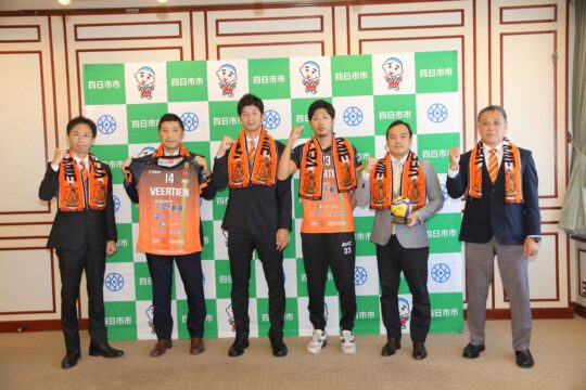「ファンの期待に応えたい」　ヴィアティン三重バレーボール　シーズン開幕前に表敬訪問