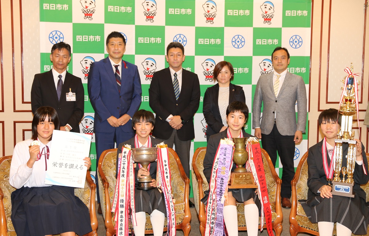全国中学校体育大会優勝の選手らが表敬訪問　　四日市メリノール学院中学女子バスケ部と水泳の南中・川村さん