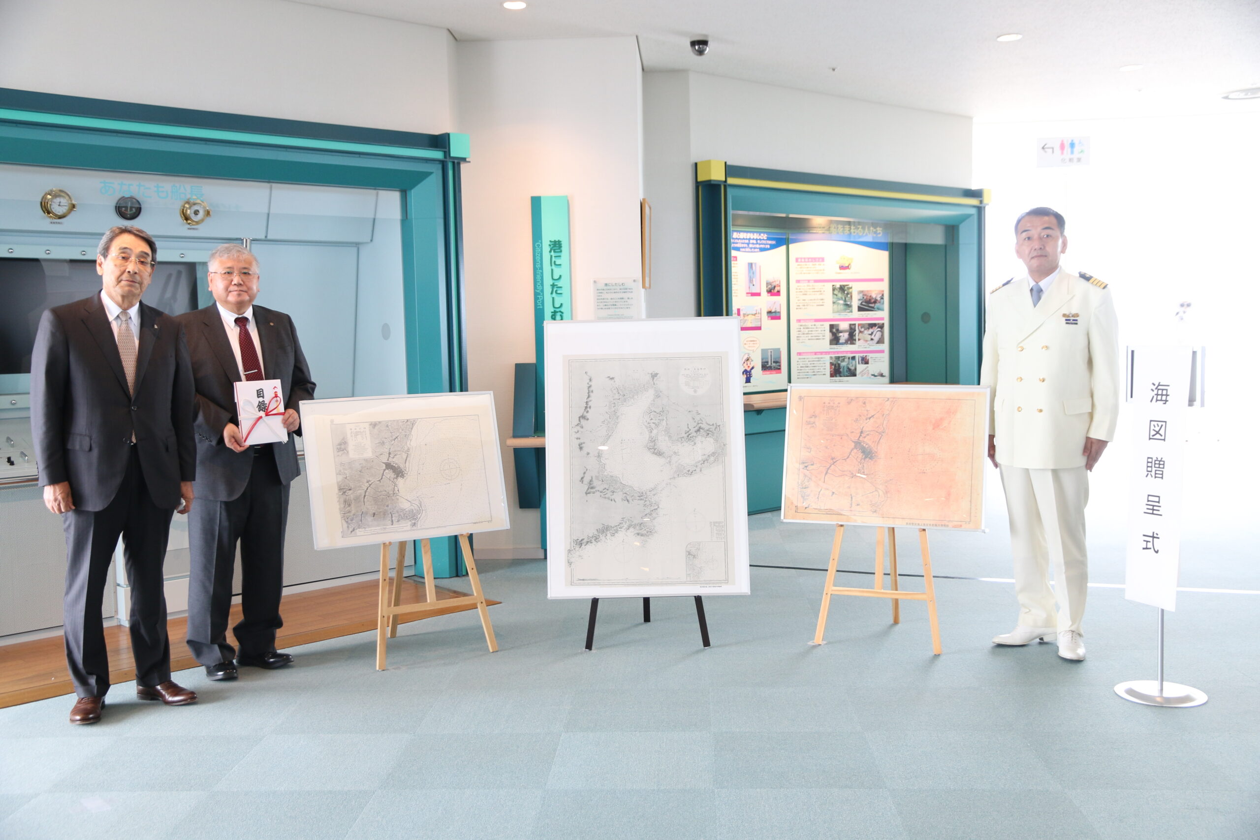 「港の歴史に触れる機会に」　四日市海上保安部が旧版海図寄贈