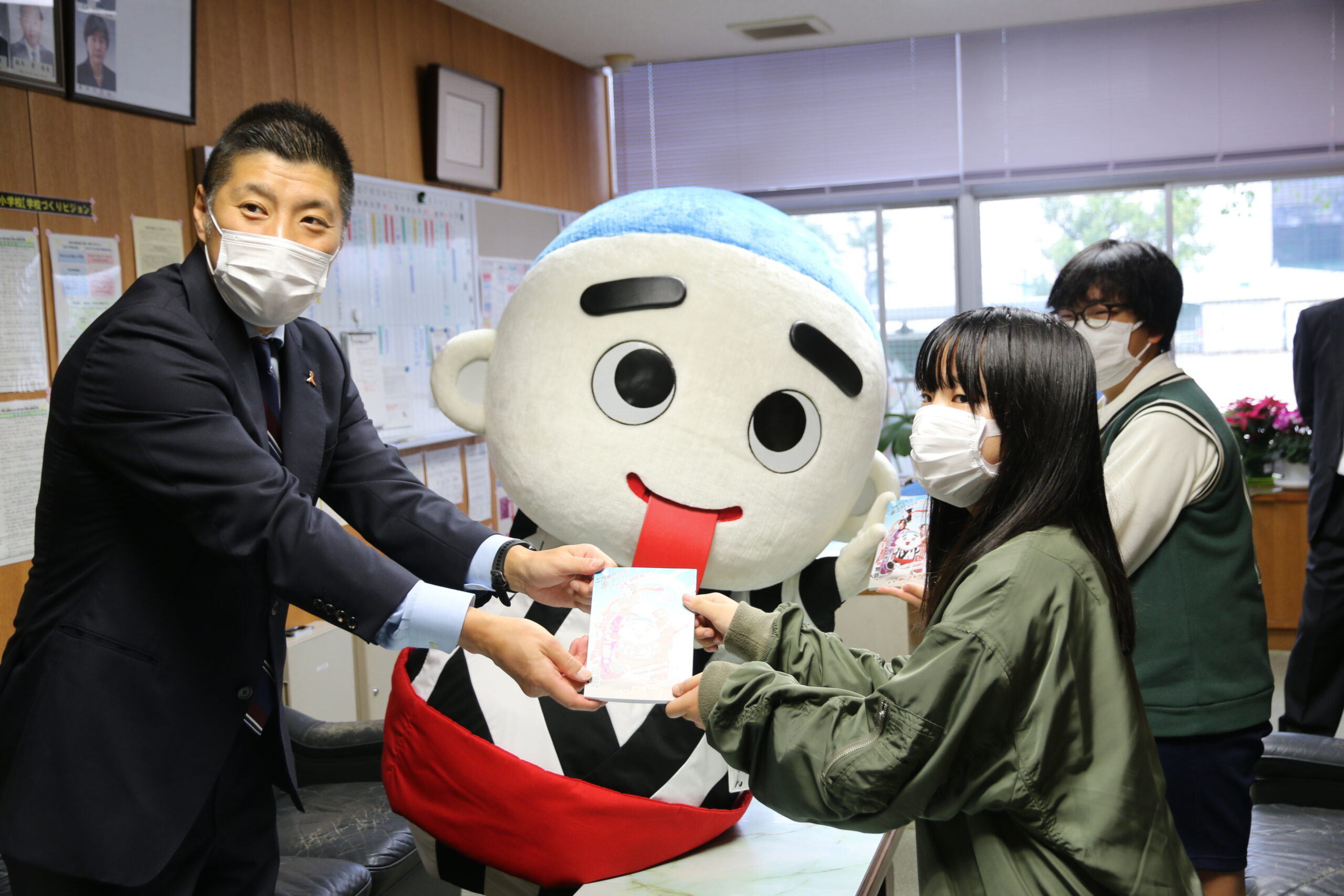 「四日市を好きに」　市内の小学校へシティプロモーションコミックを寄贈