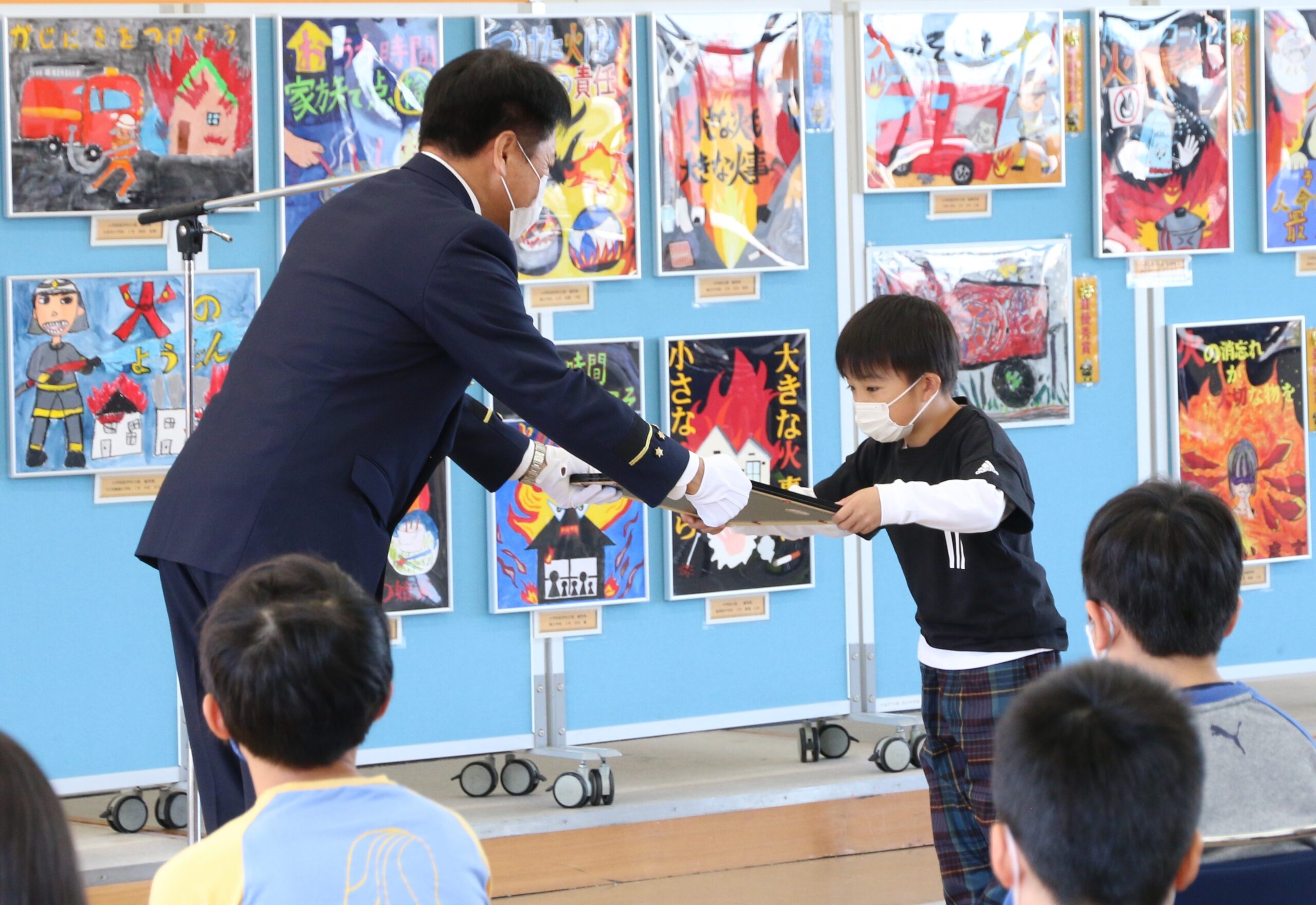 個性や力強さあふれる作品そろう　防火ポスター・習字　入選者を表彰