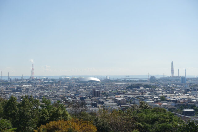 羽津山緑地頂上から伊勢湾方向の眺め