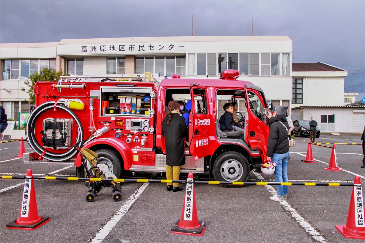 新消防車お披露目　富洲原小学校で放水披露 富洲原分団　