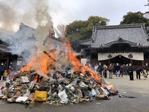 家内安全など祈りどんど焼き　諏訪神社