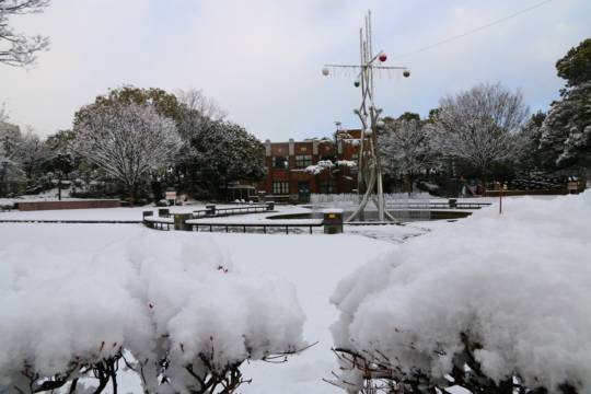 四日市市内でも積雪　高速道路で通行止めも
