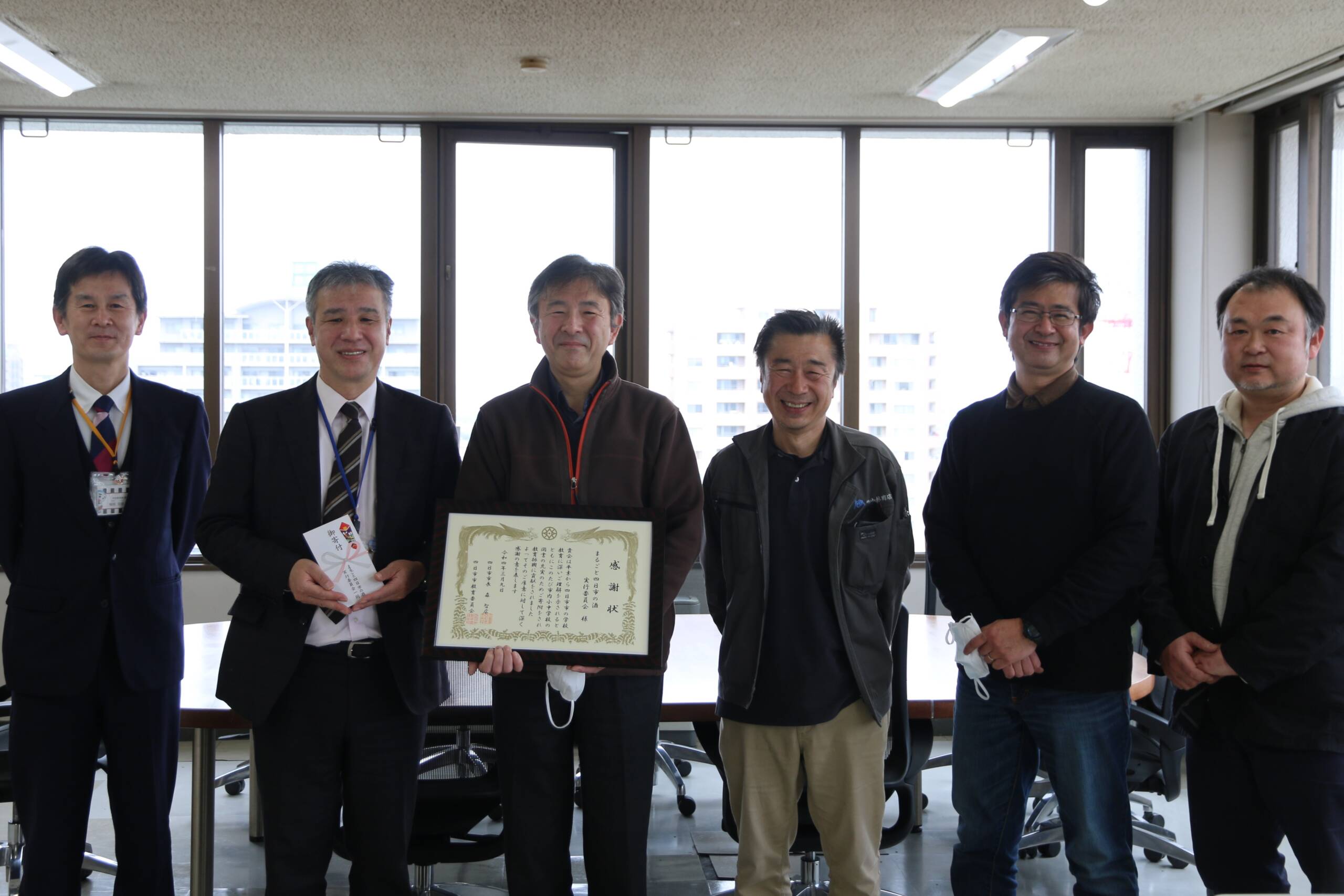 地産地消の酒　売上金一部を市立小中学校へ寄付　四日市の酒販店ら