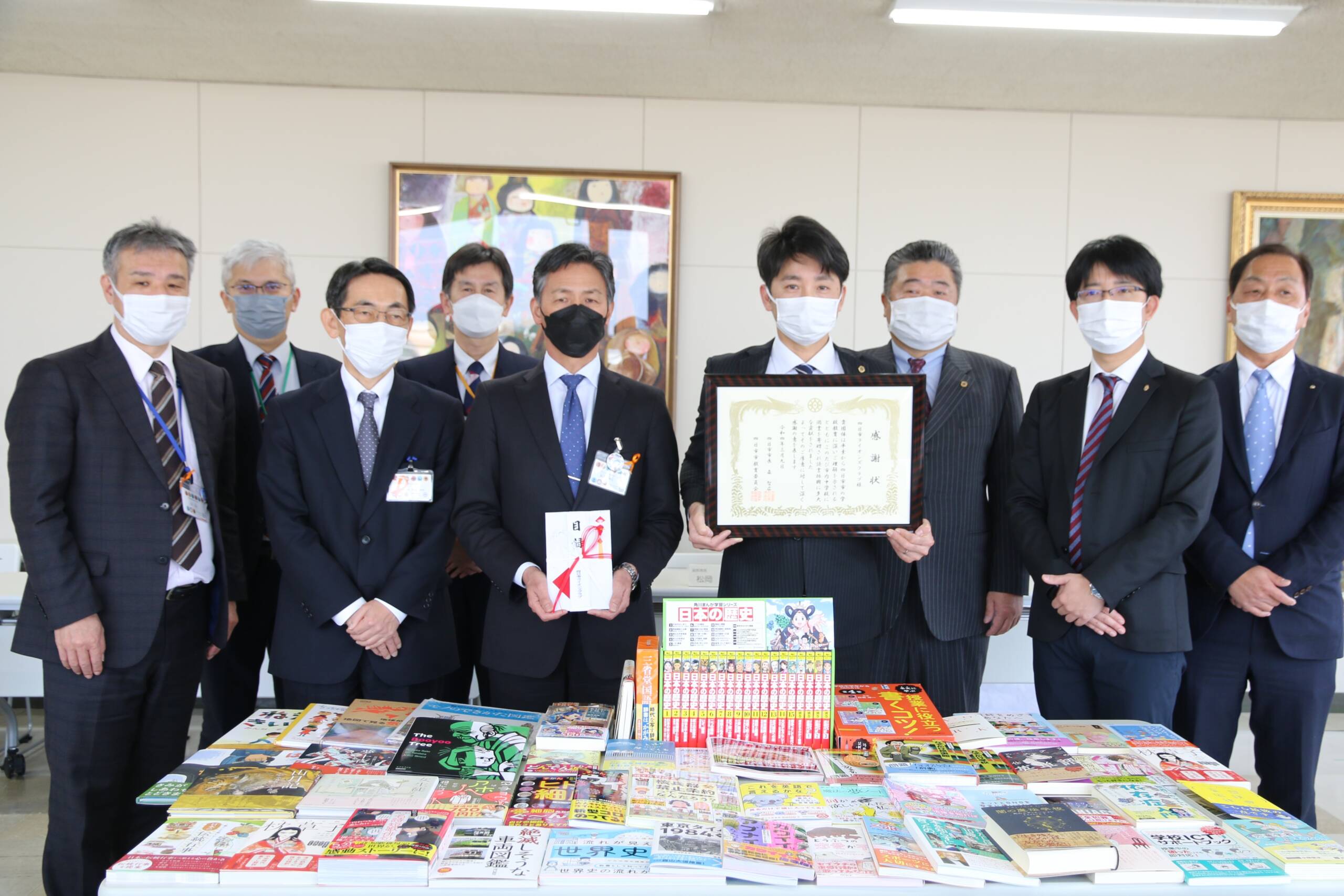 公立中学校へ図書を寄付　四日市ライオンズクラブ
