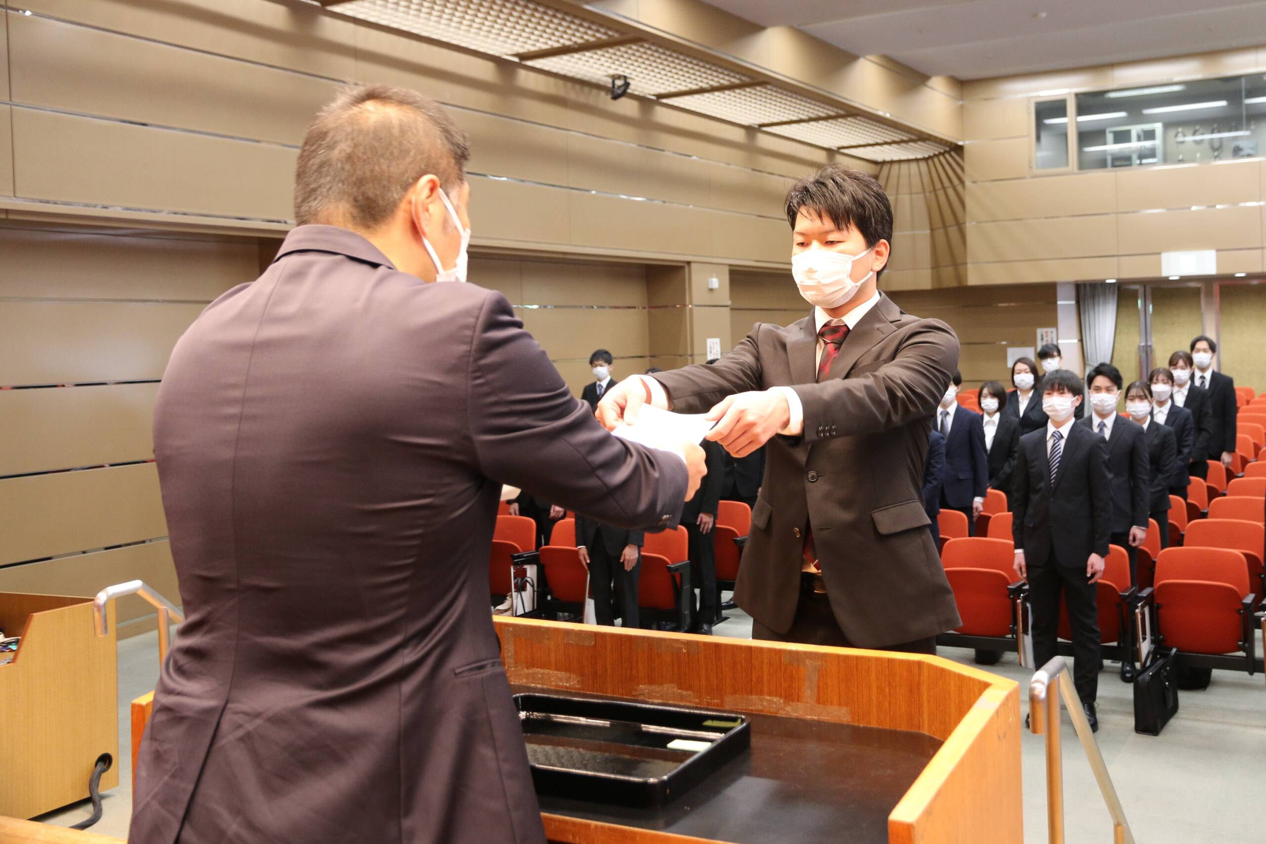 「市民に夢と希望を」　四日市市の新規採用職員辞令交付式　