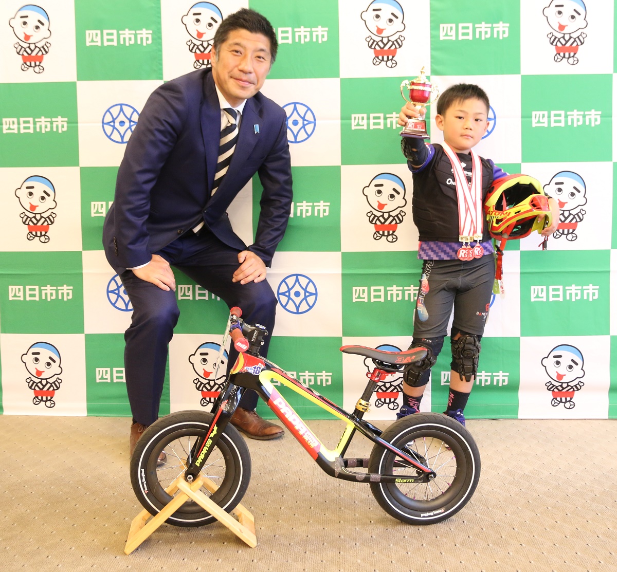 全日本ランバイク選手権シリーズ第3戦で3位入賞　四日市市立八郷小2年の福田君