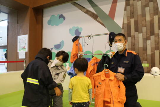 【子どもの日特別ニュース　第3弾】　消防士体験で服が人気　6ブースで楽しむ　トナリエ四日市でおしごと体験