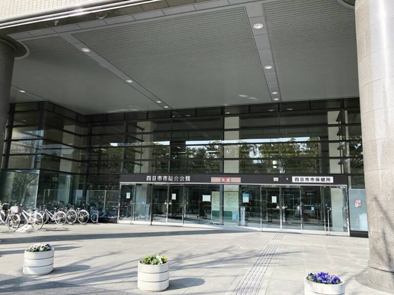 【四日市市保健所が入る市総合会館＝四日市市諏訪町】
