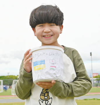 ウクライナ難民支援　募金をする小郷大郎君