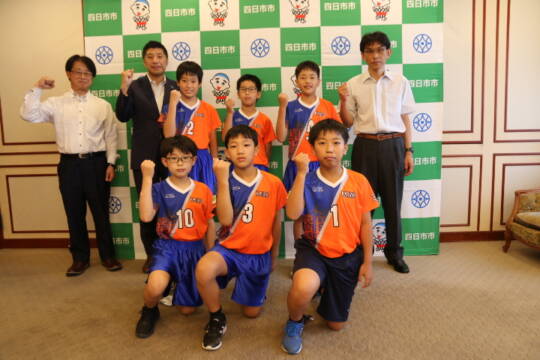 粘り強さが特徴　全日本バレーボール小学生大会に出場　海蔵フェニックスが表敬訪問