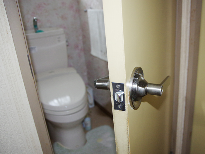 「助けて」自宅トイレで15時間恐怖　1人暮らし高齢女性閉じ込め　三重県