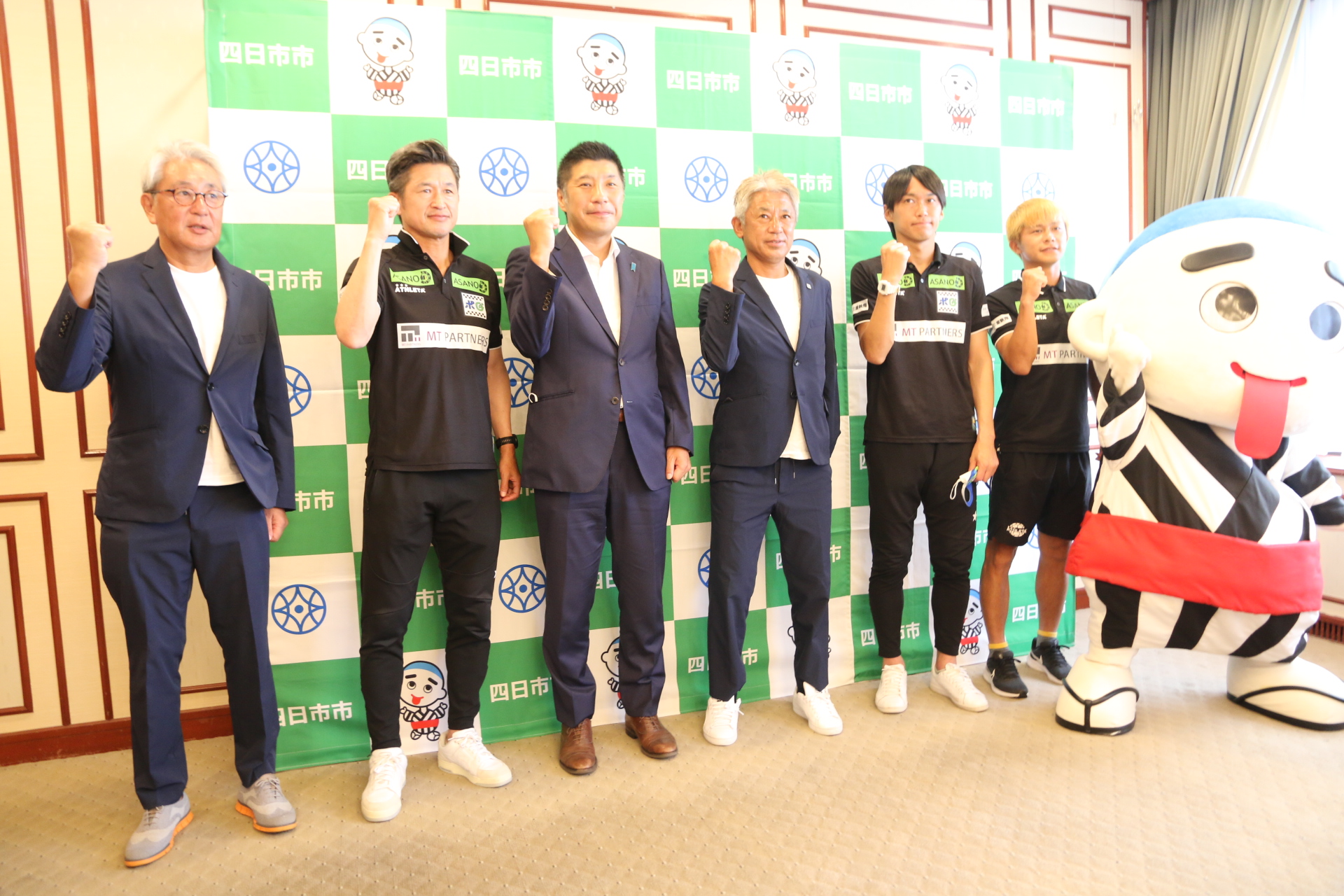 「また見たいという試合を」 　サッカー三浦知良選手らが表敬訪問　来月4日に四日市で三重ダービー