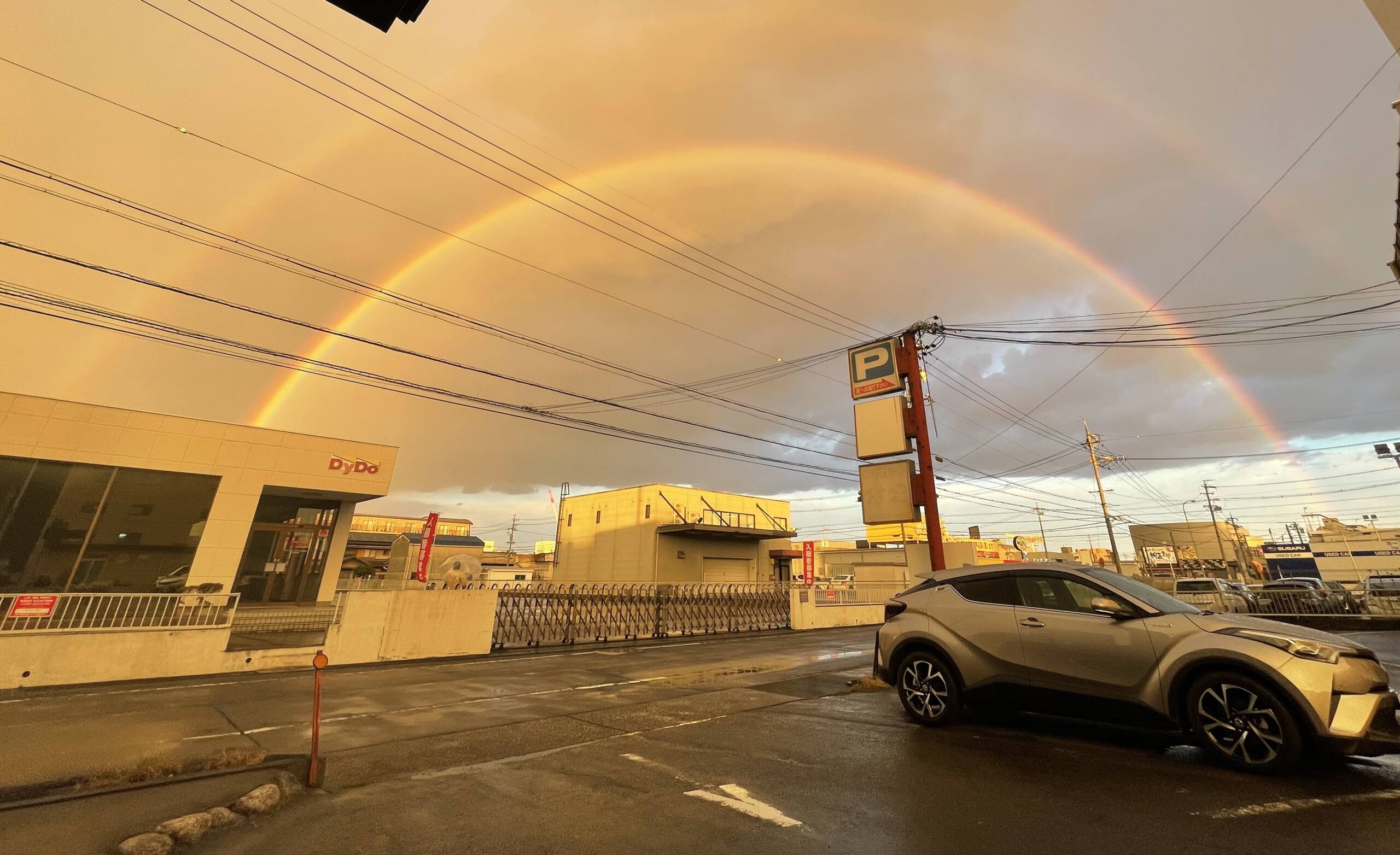 強雨のなか二重の虹　四日市市街地の空を彩る
