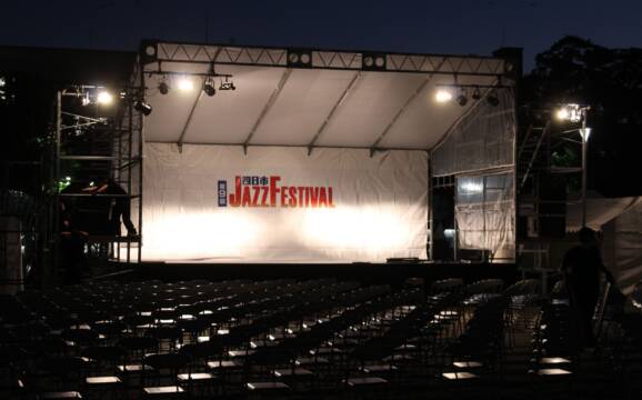 ３年ぶり組み上がる　四日市ジャズフェスのメーン舞台