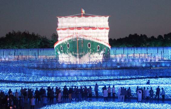 帆船と冒険へ　「なばなの里」の大型イルミネーションが点灯