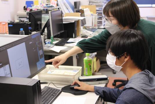 中学生がオンリーワンの名刺づくり　「四日市まちゼミ」のデザイナー入門講座