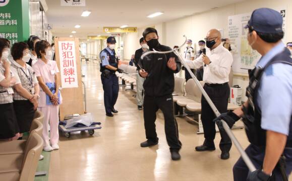 市立四日市病院で防犯訓練　侵入者や暴漢への備えを学ぶ