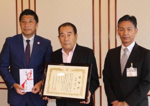 「学校図書に」と５９０万円を寄付　四日市市の伊藤澄夫さん