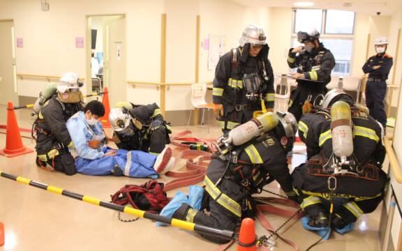 入院患者の避難を急げ、市立四日市病院の病棟で消防訓練
