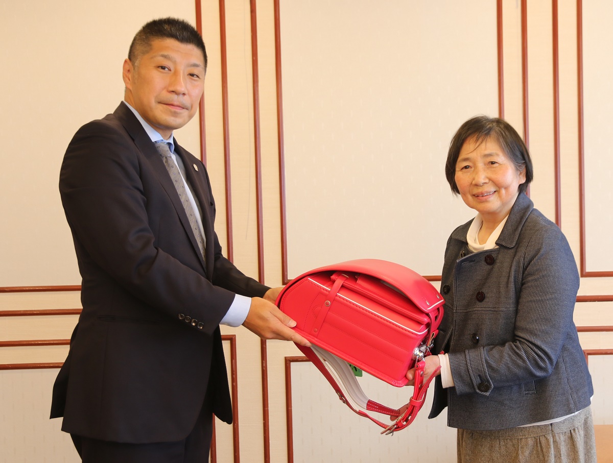 66回目の善意　ランドセルと文具を寄贈　四日市市のタケコシ商事