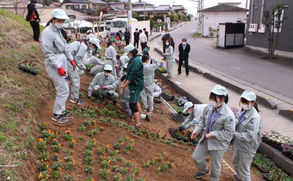 四日市農芸の女子生徒が花文字つくる、南自動車学校で