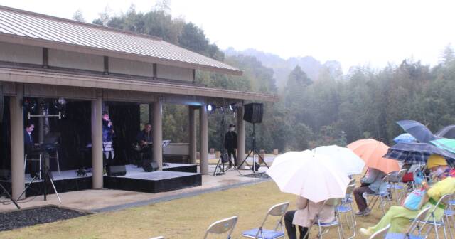 雨の広場に透明な歌声、四日市・くるべ古代歴史公園などで遺跡まつり