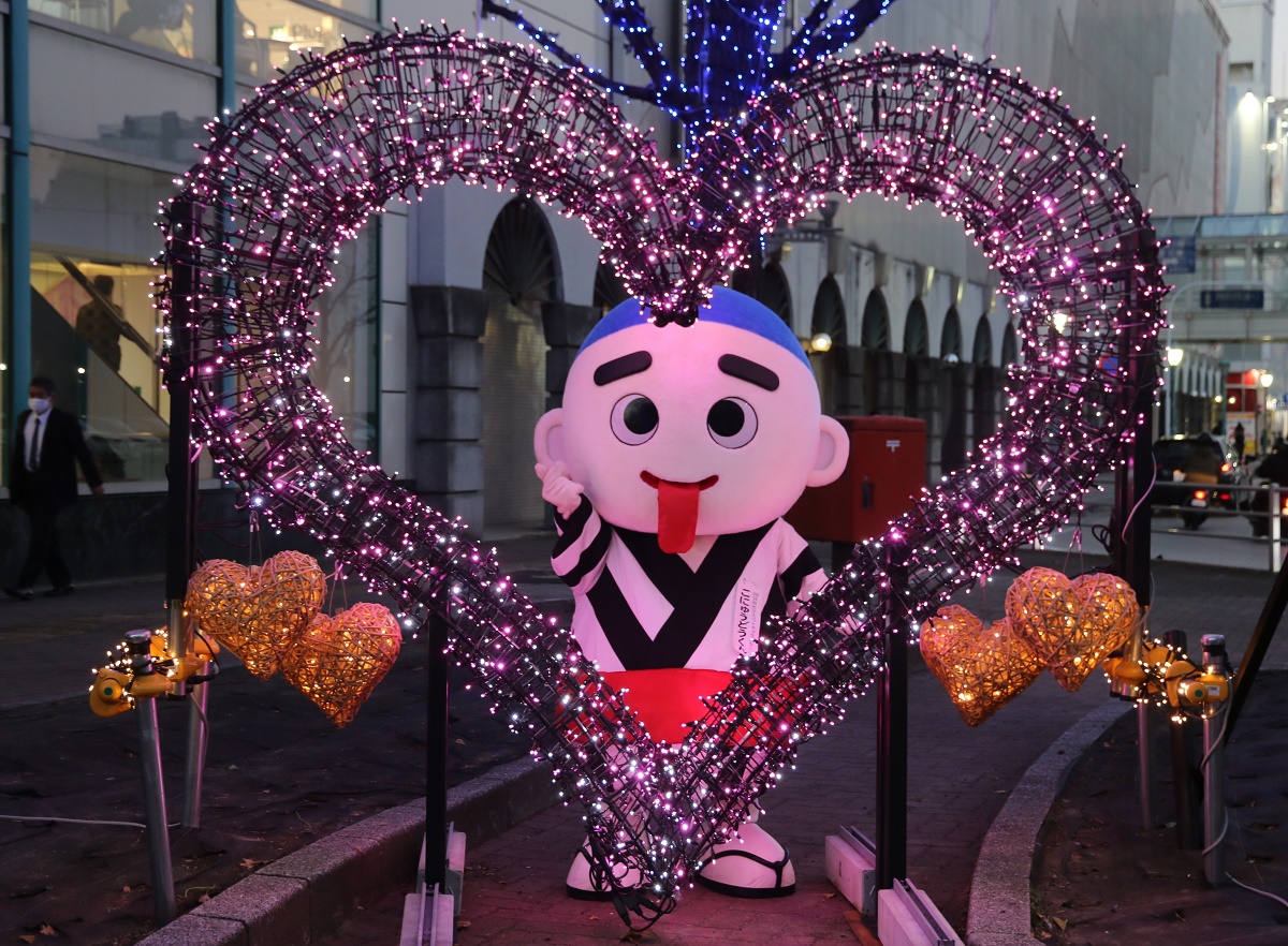 映えるスポット「ハートのオブジェ」も登場　四日市市のイルミネーション始まる
