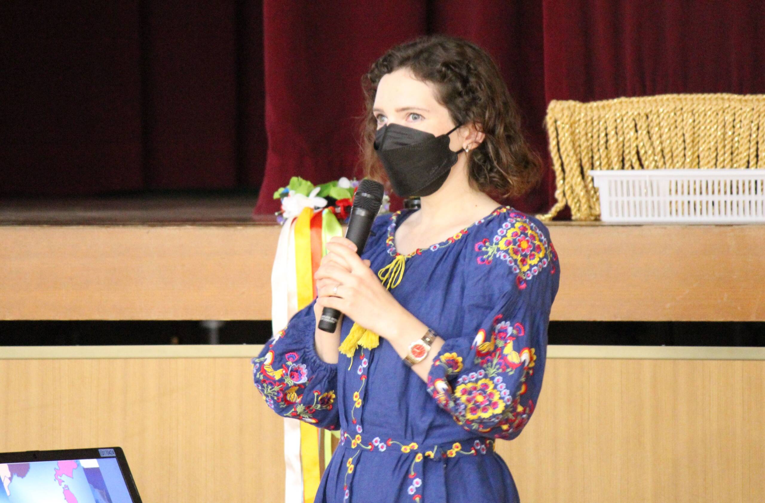 ウクライナのアンナさん、四日市南高校で故郷の平和願い講演