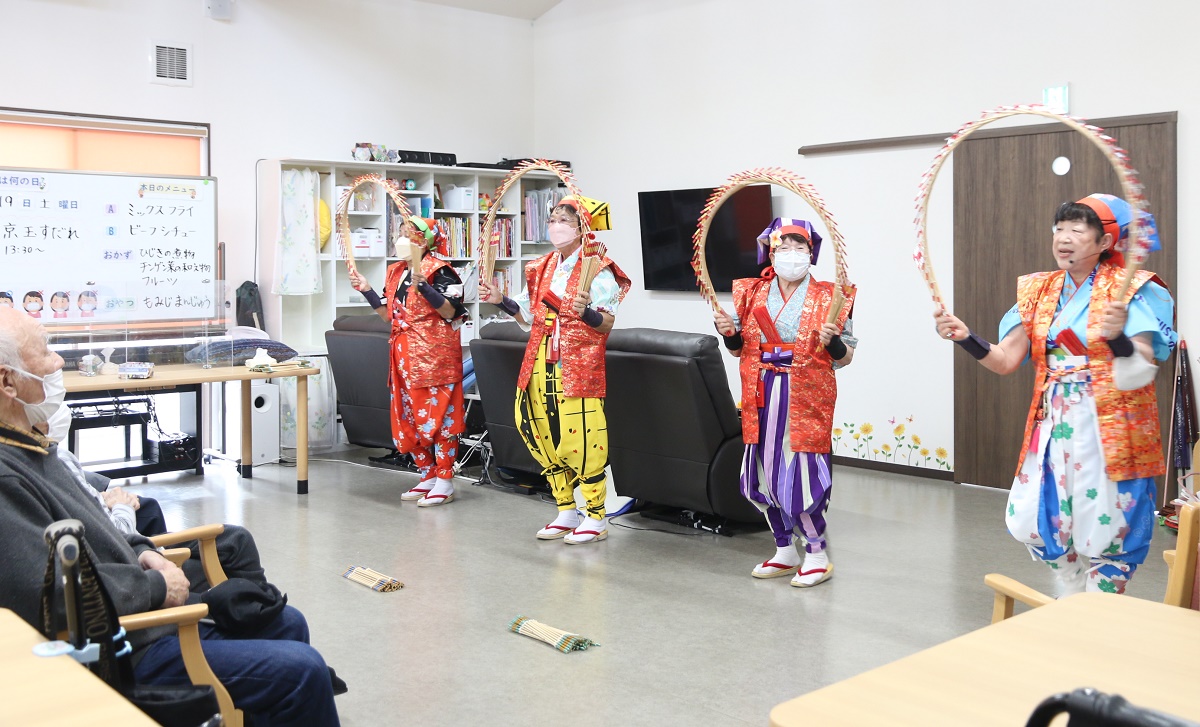 日本南京玉すだれ協会が芸を披露　四日市の「クレアデイサービス」で