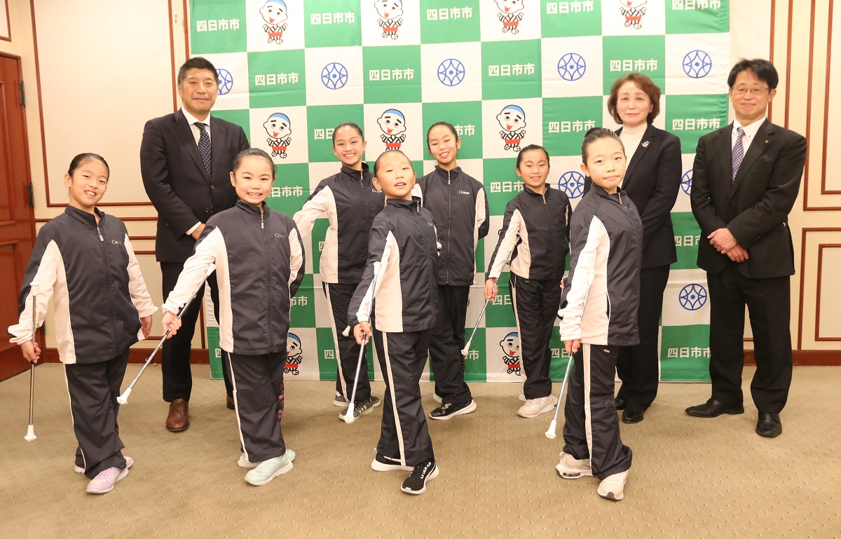 「緊張するけど楽しみ」　バトントワーリング全国大会に出場　四日市市の小学生が表敬訪問