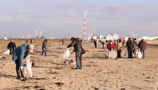 年間参加者２０００人を突破、吉崎海岸で今年最後の早朝清掃