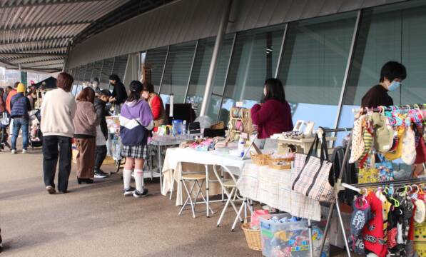 チアーズマルシェにぎわう、四日市市総合体育館の広場に43店