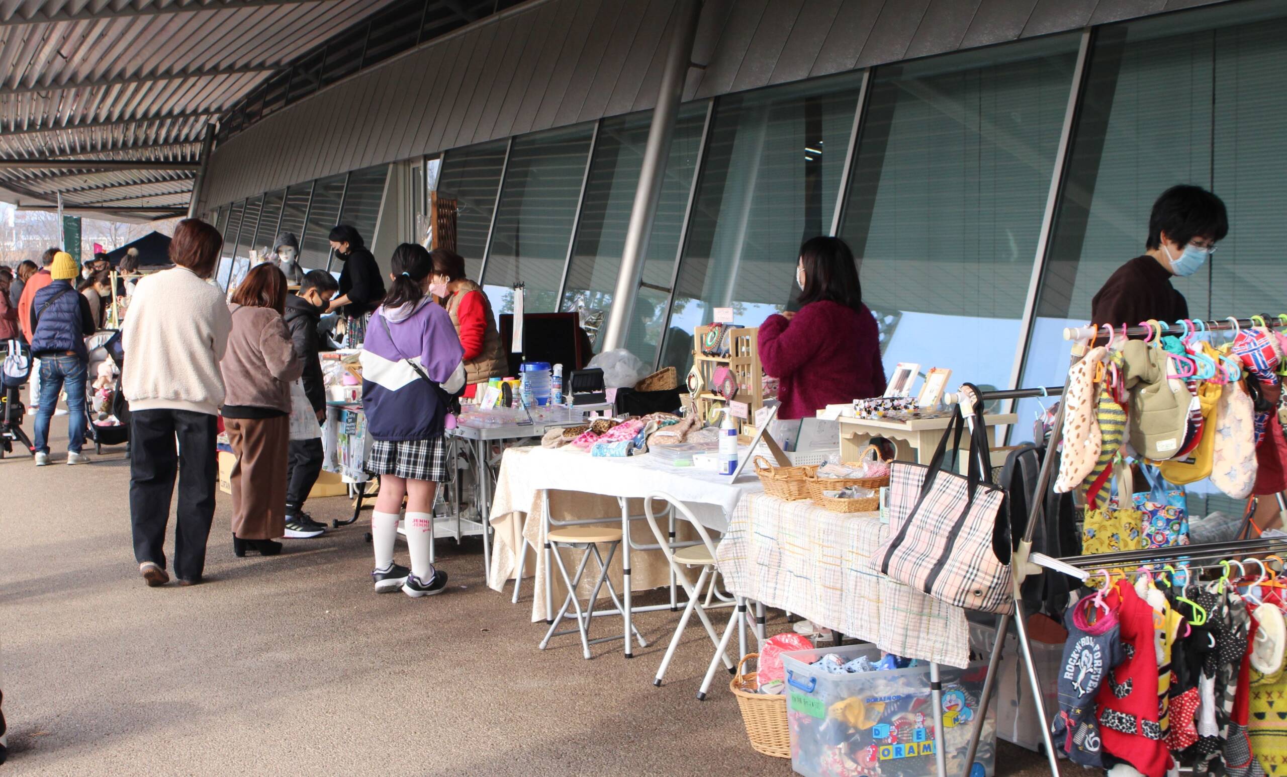 チアーズマルシェにぎわう、四日市市総合体育館の広場に43店