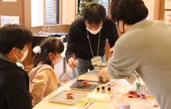 アロマキャンドル作り楽しむ、四日市のすわ公園交流館で教室