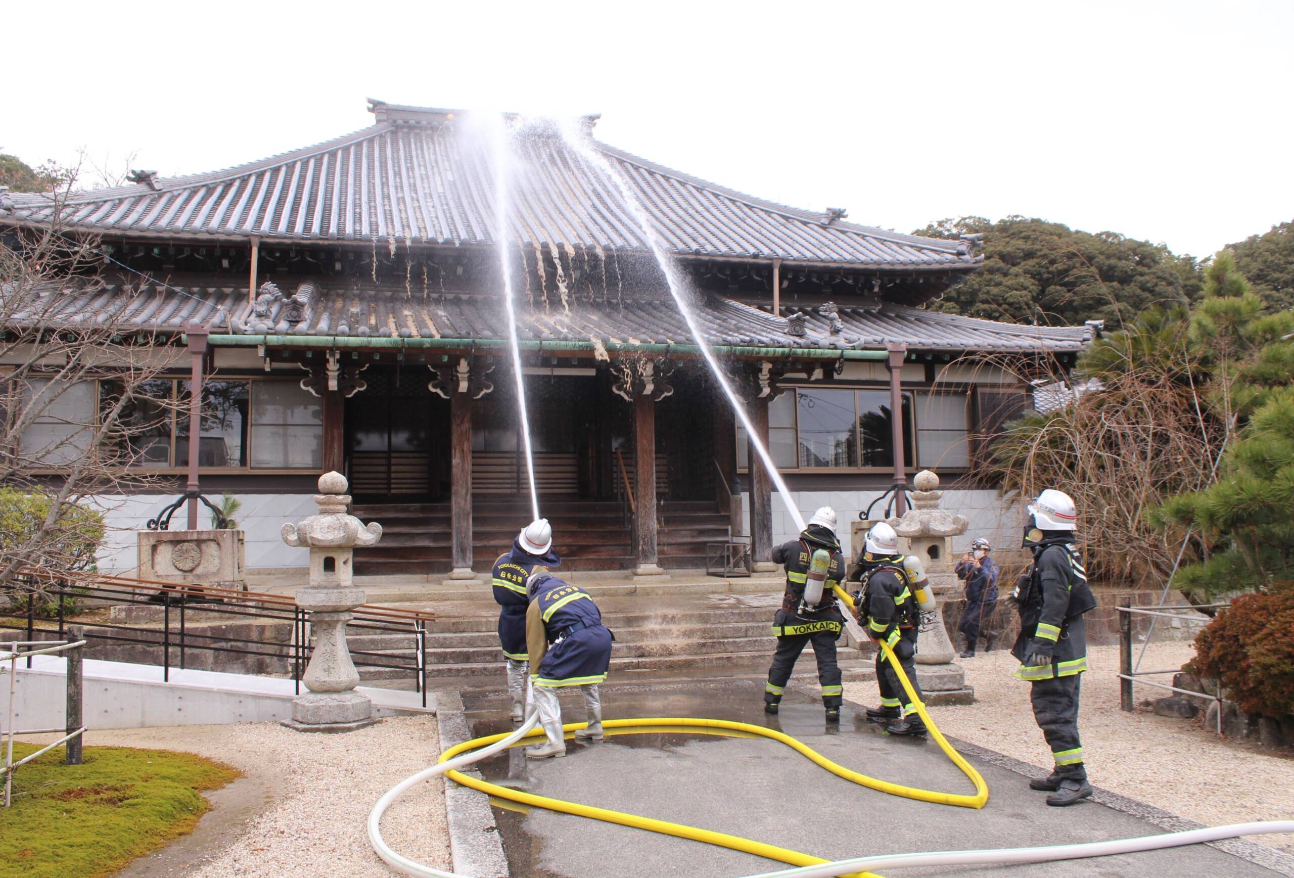 貴重な文化財を火災から守ろう、四日市の興正寺で消防訓練