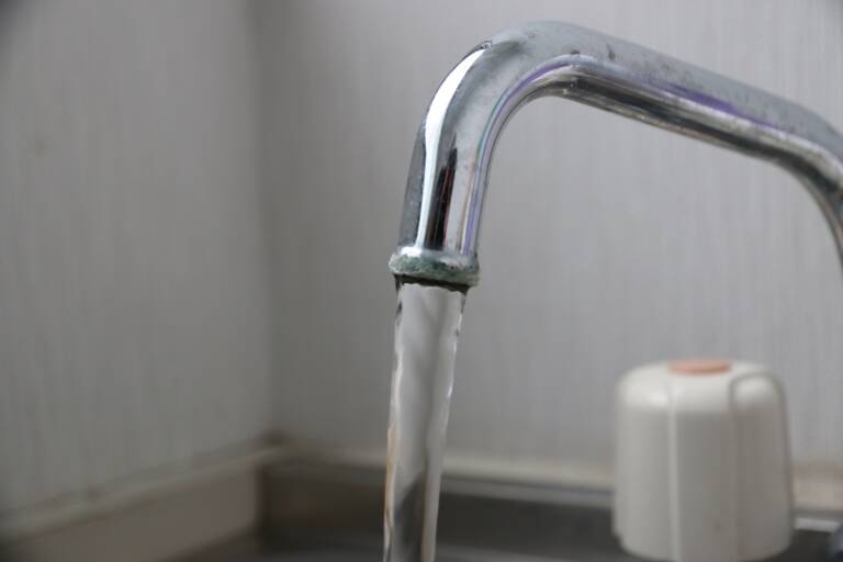 四日市　水道水不足で断水のおそれも　楠地区には応急給水所設置