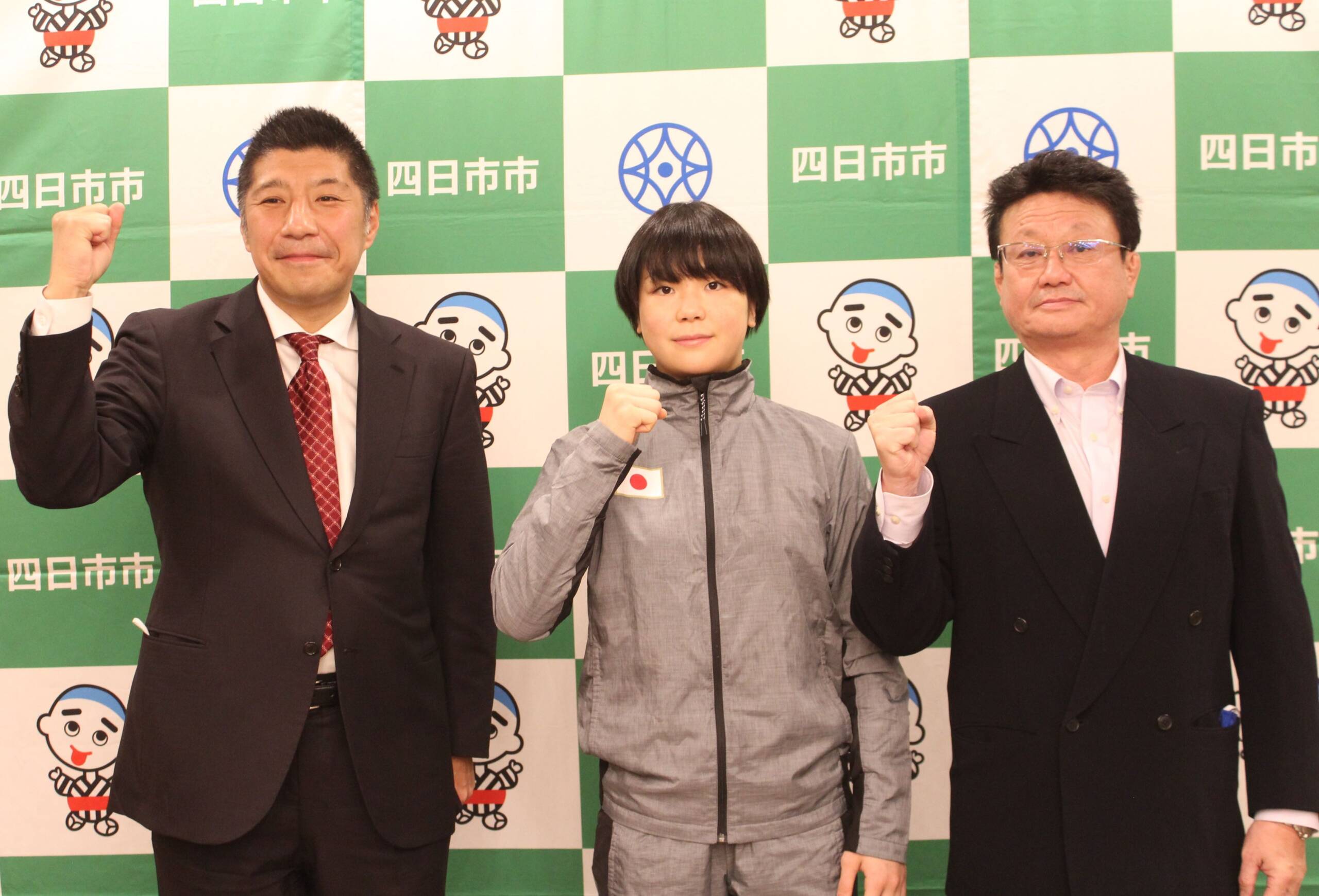 レスリングの藤波朱理選手が天皇杯3連覇を四日市市長に報告