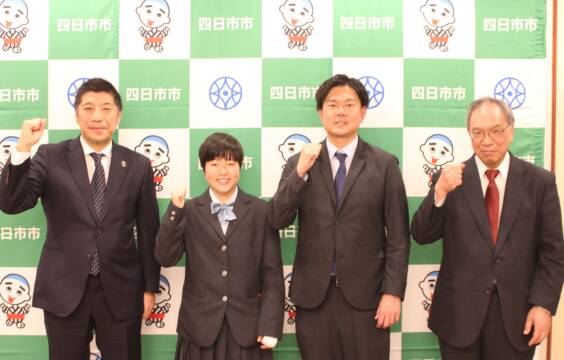 ラグビー「ワールド・スクール・セブンズ」優勝、野澤友那さんが四日市市長に報告
