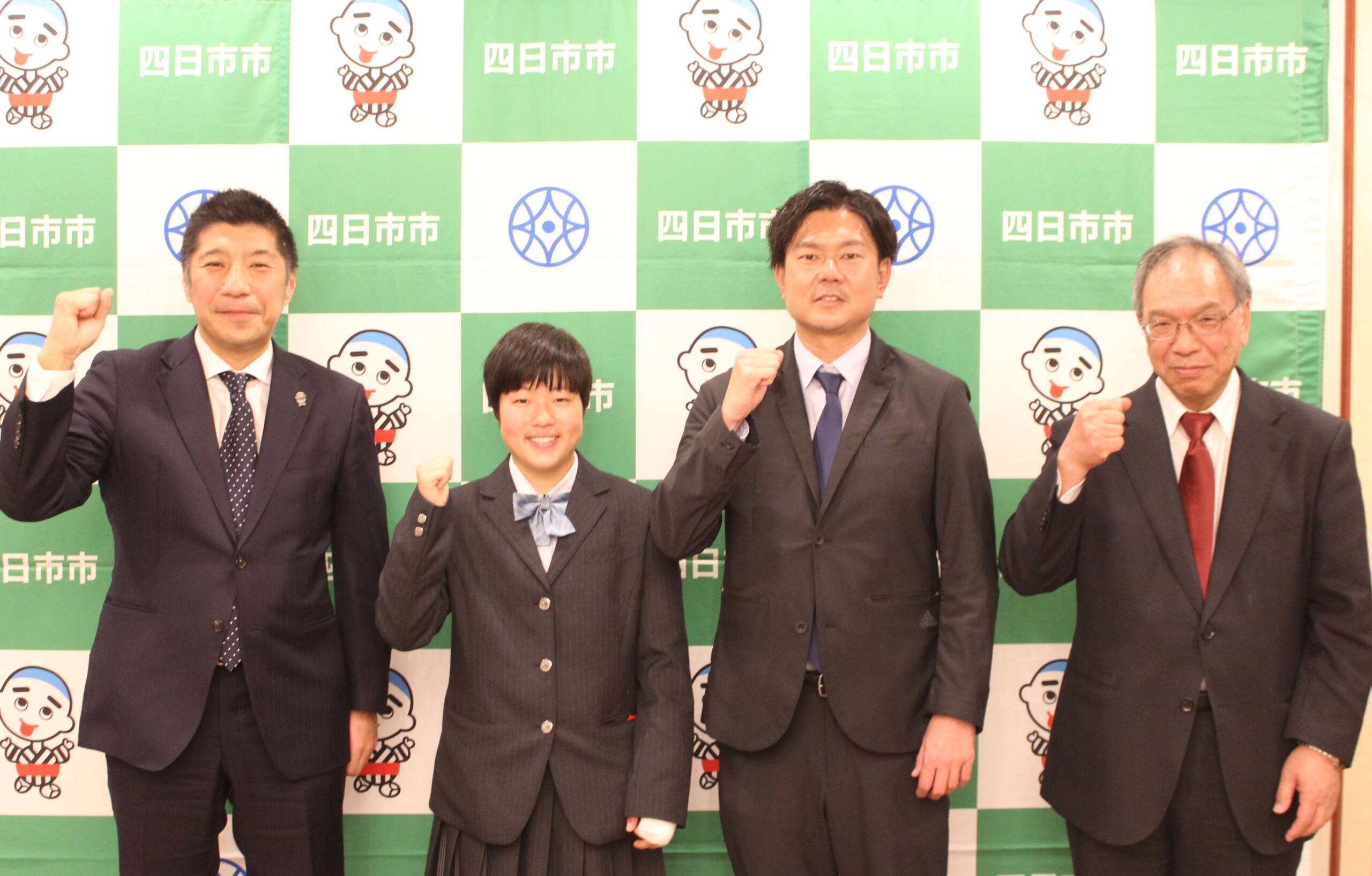 ラグビー「ワールド・スクール・セブンズ」優勝、野澤友那さんが四日市市長に報告