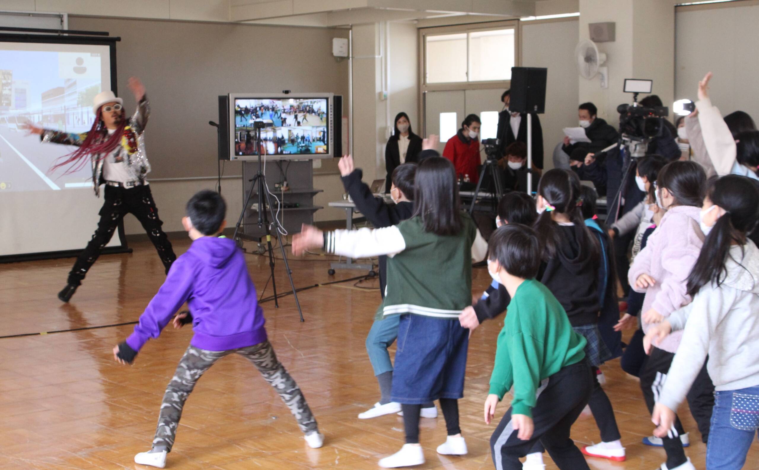 四日市の児童130人がメタバース空間でダンスの交流、未来の四日市市街地も散歩