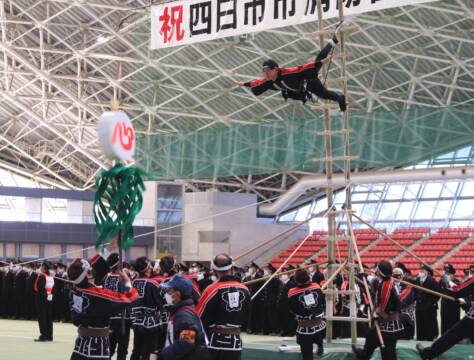 はしご登りの演技などに大きな拍手、四日市市消防出初式