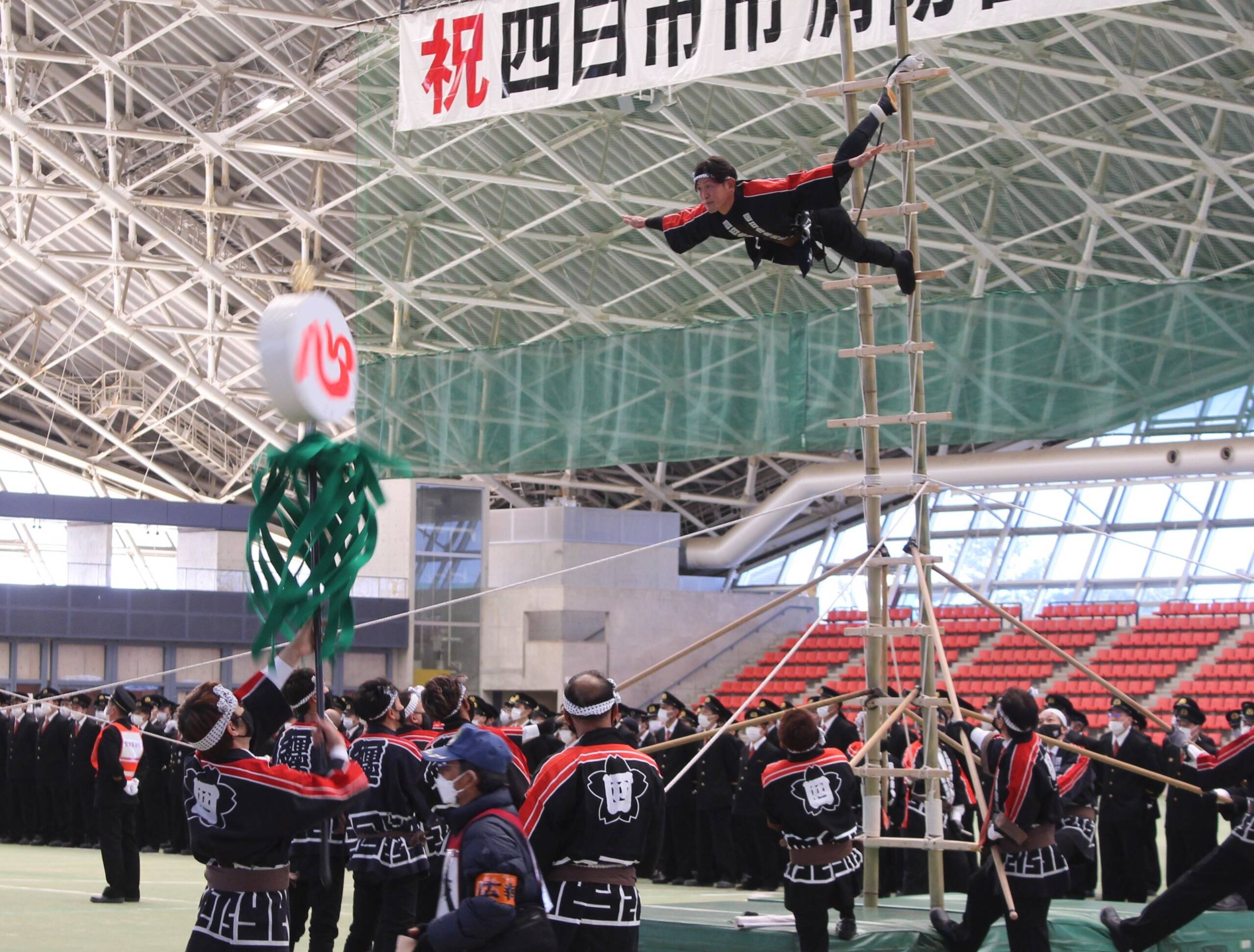 はしご登りの演技などに大きな拍手、四日市市消防出初式