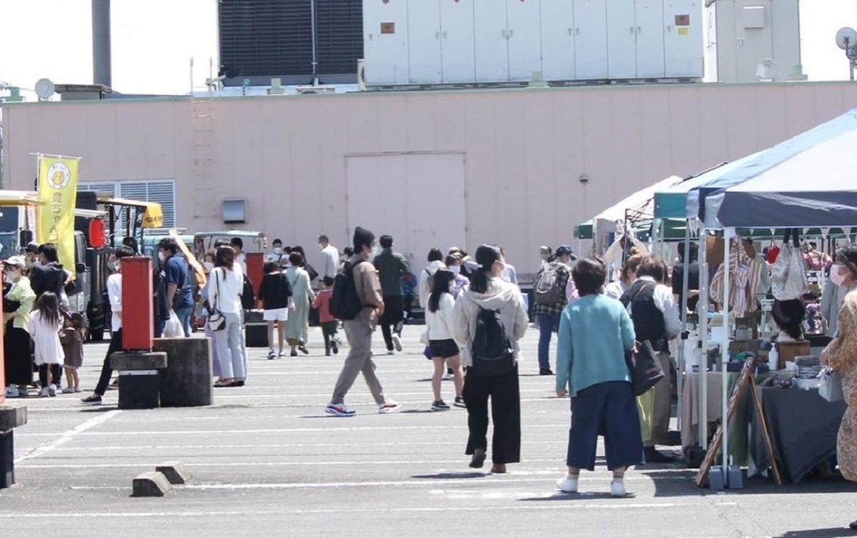 キッチンカーなど約40店が集合　三重ふれあいマルシェ　ピアゴ菰野店屋上駐車場で開催