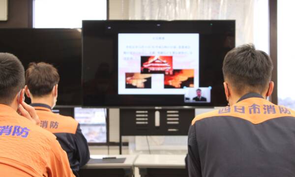 首里城火災の現場から文化財防火を学ぶ、四日市市と那覇市の消防がリモートで研修会