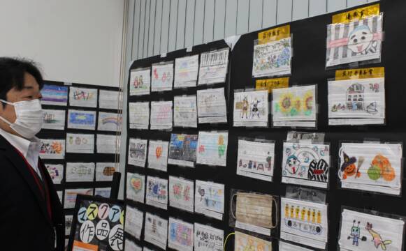 マスクのキャンバスに自由な絵、北伊勢上野信用金庫中部支店で「マスクアート展」